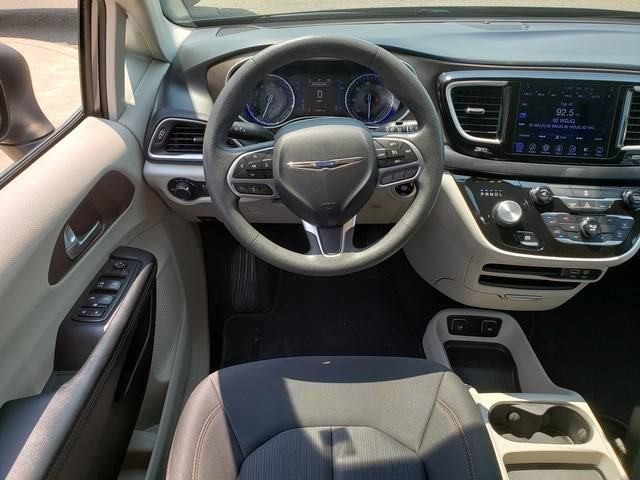 Used 2017 Chrysler Pacifica Touring FWD image 16