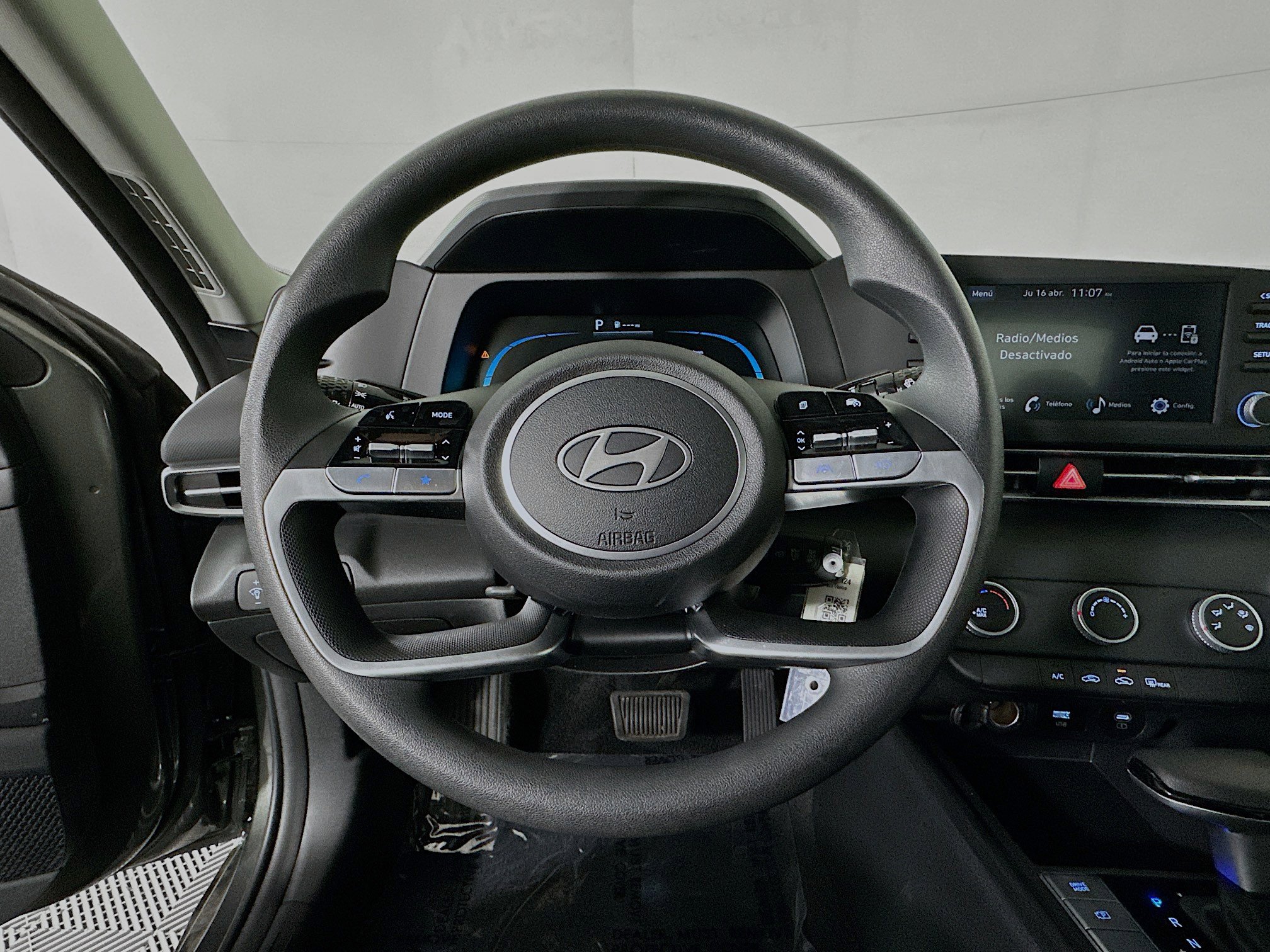 Used 2025 Hyundai Elantra SE image 15