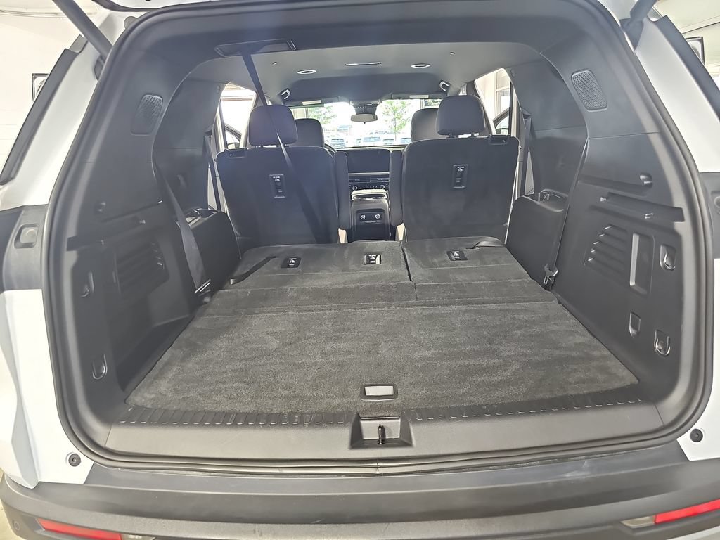 Used 2025 Chevrolet Traverse LT FWD image 18