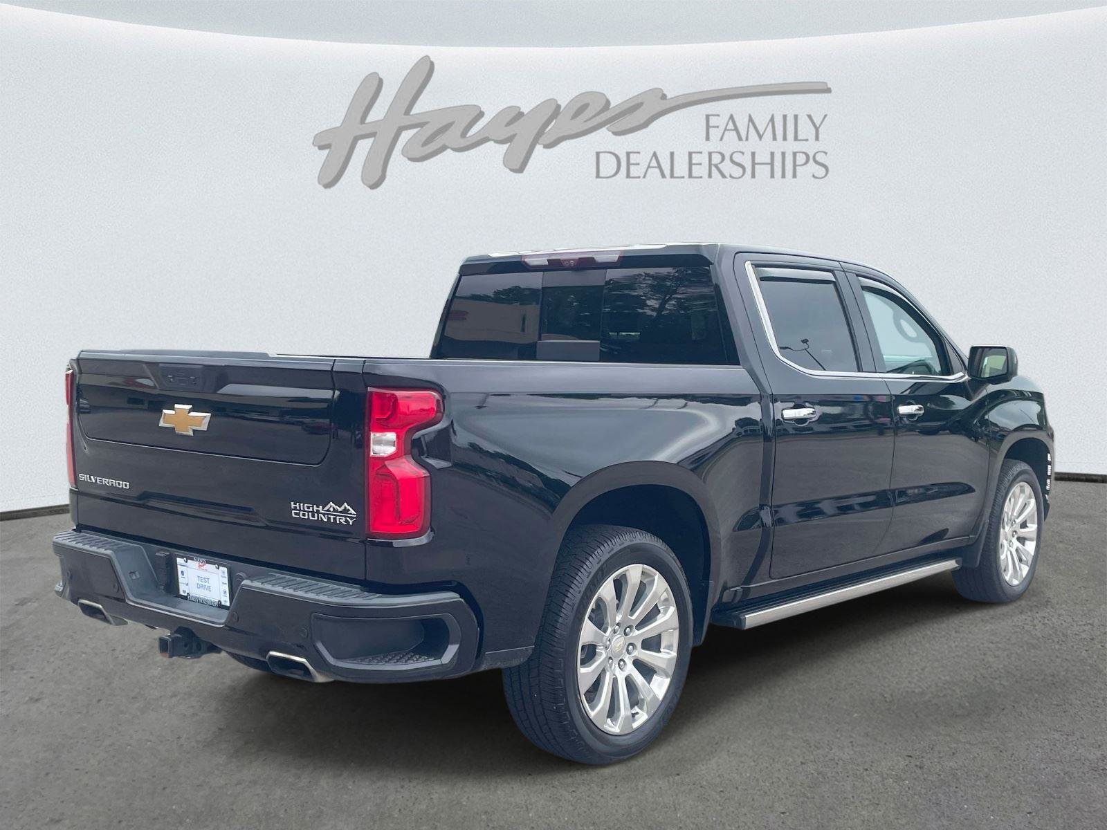 Used 2022 Chevrolet Silverado 1500 High Country w/ Technology Package AWD/4WD image 3