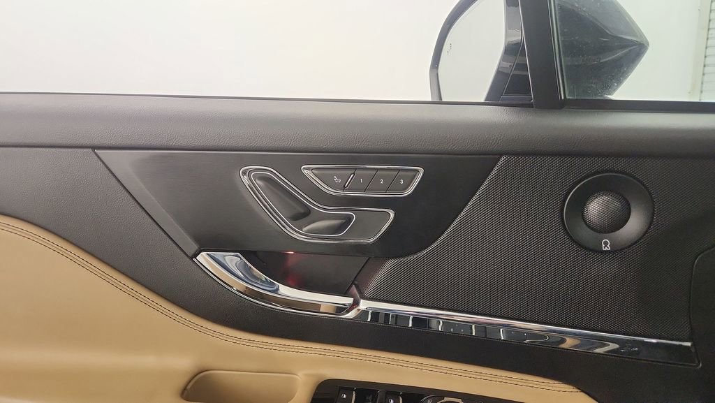 Used 2022 Lincoln Corsair Reserve w/ Luxury Package AWD/4WD image 23