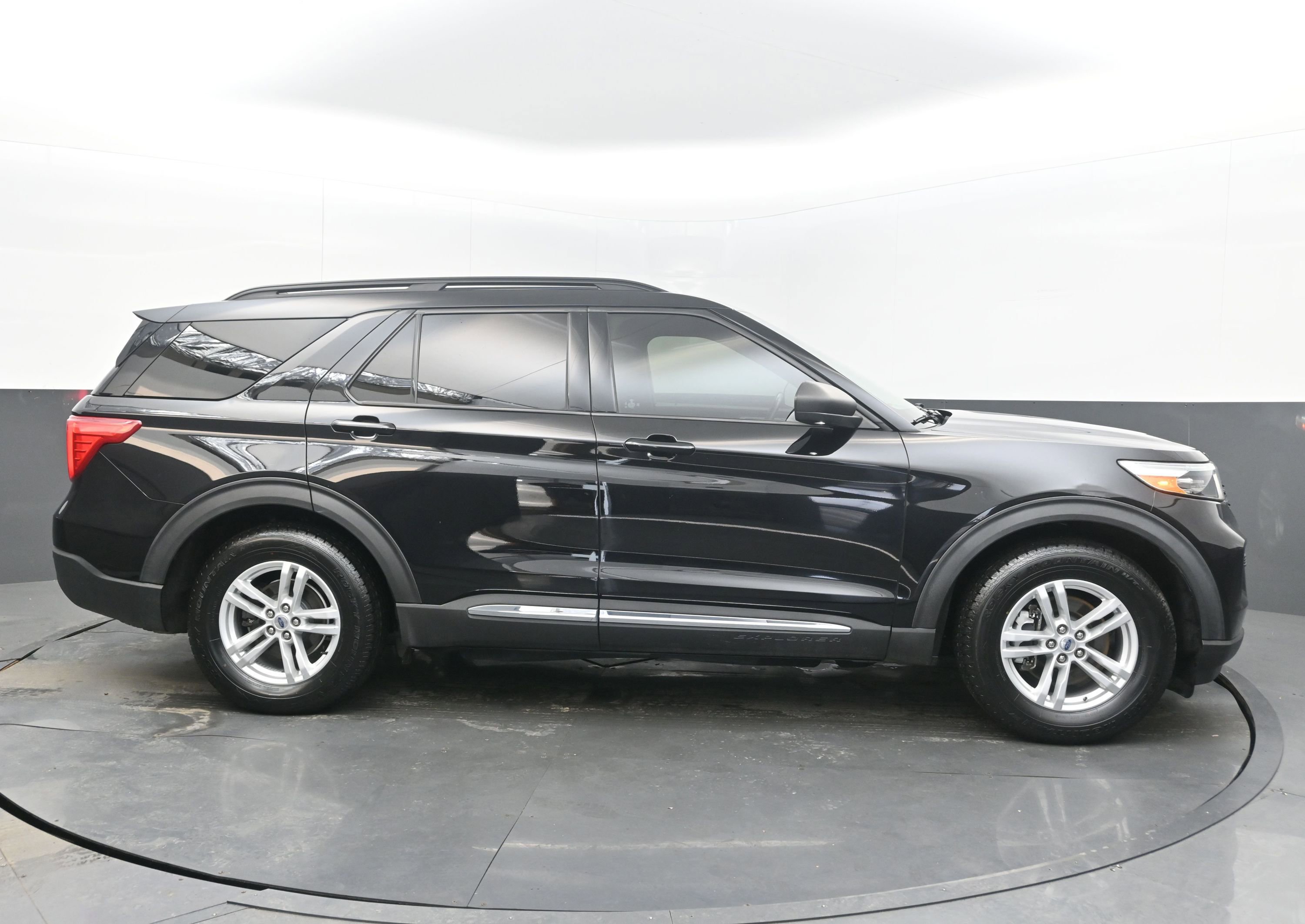 Used 2020 Ford Explorer XLT w/ Class III Trailer Tow Package image 10