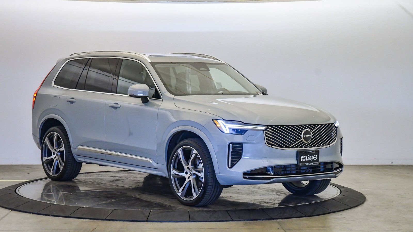 Certified 2025 Volvo XC90 B6 Core w/ Protection Package Premier image 5