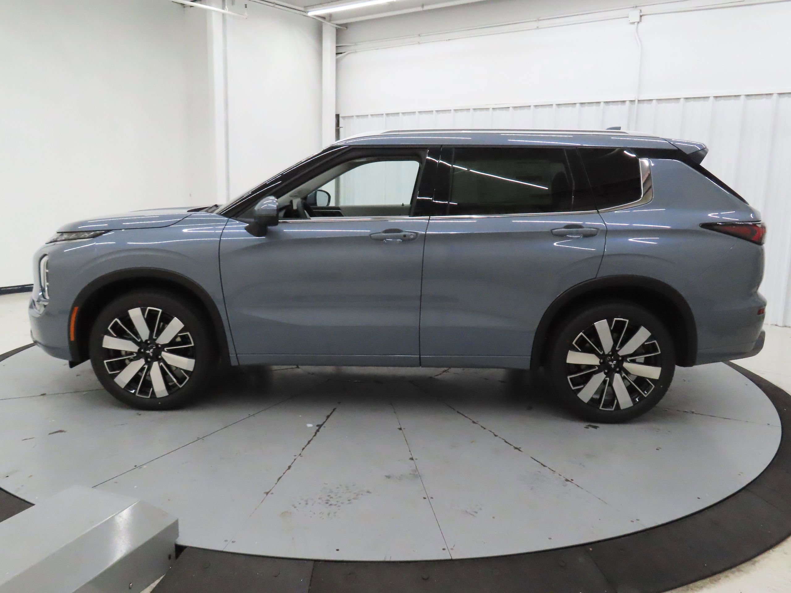 New 2026 Mitsubishi Outlander SEL image 6