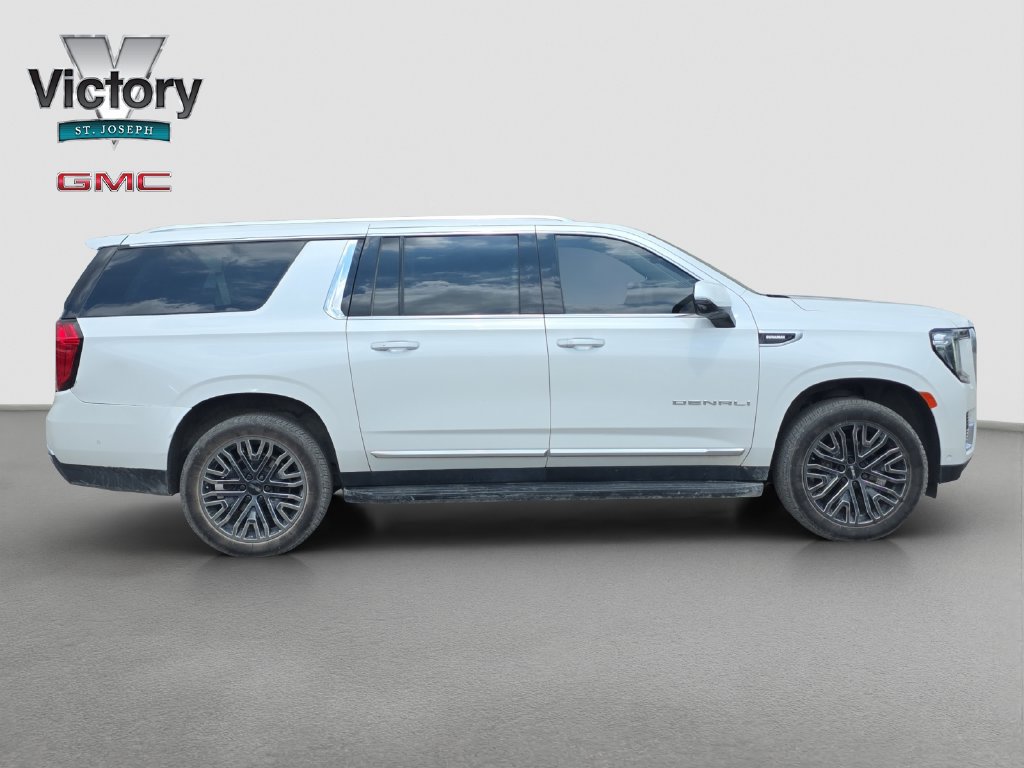 Used 2023 GMC Yukon XL Denali w/ Advanced Technology Package AWD/4WD image 18
