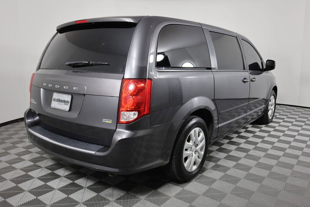 Used 2017 Dodge Grand Caravan SE image 2