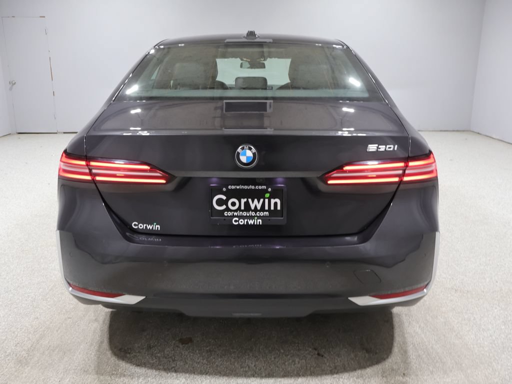 Used 2024 BMW 530i xDrive AWD/4WD image 3