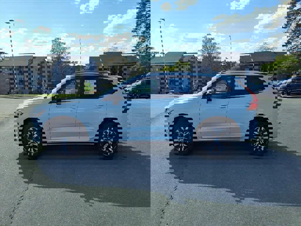 Certified 2025 Volvo XC60 B5 Core image 8