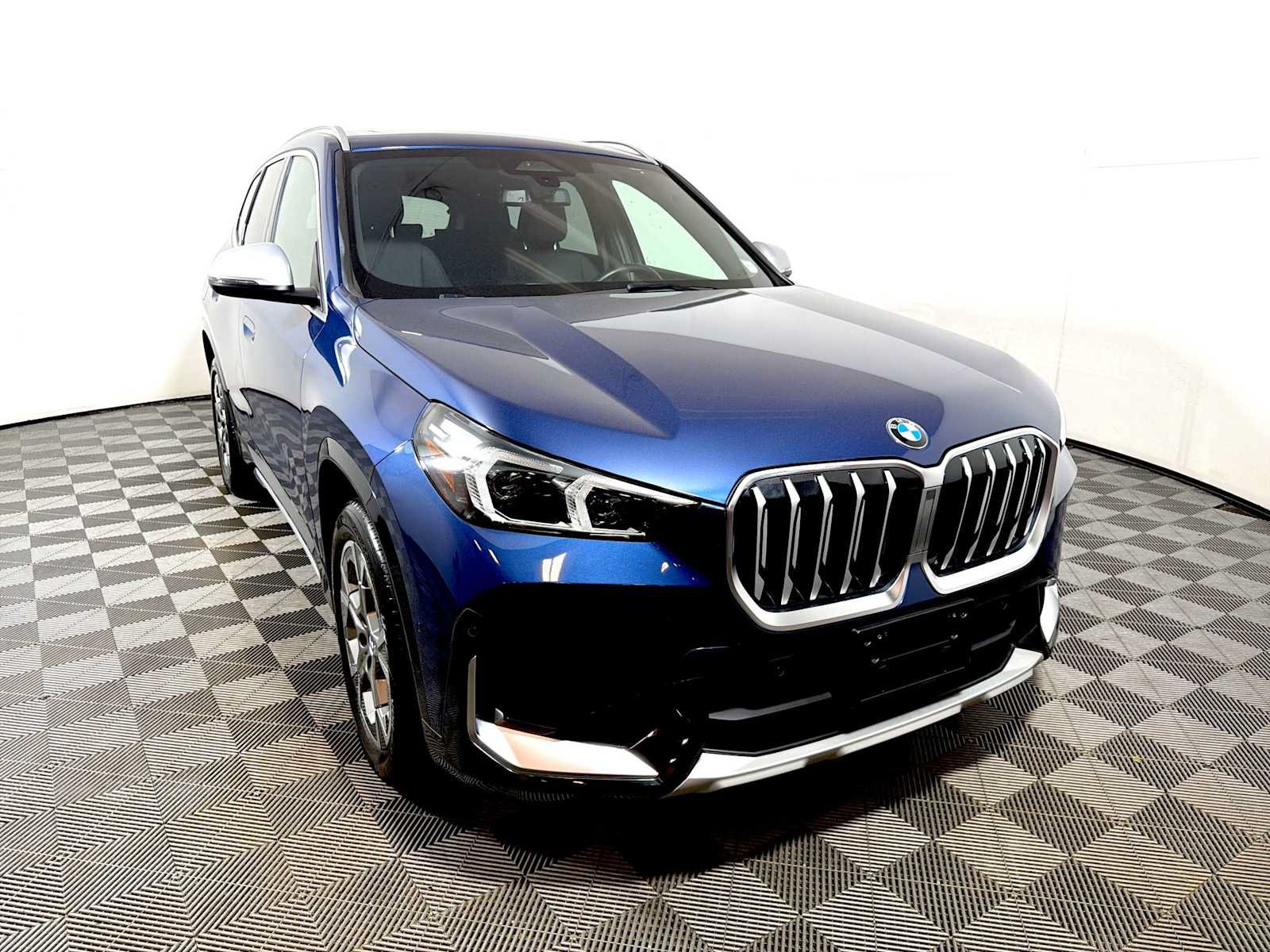 Used 2023 BMW X1 xDrive28i w/ Convenience Package AWD/4WD image 2