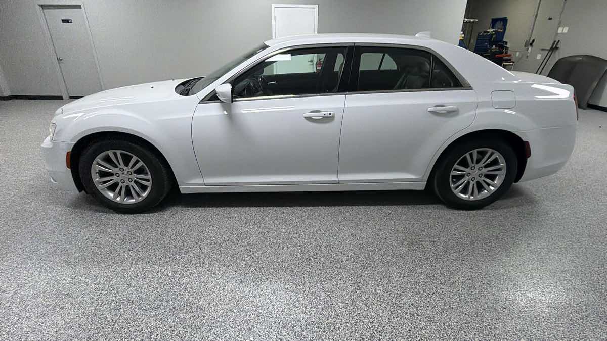 Used 2017 Chrysler 300 Limited RWD image 6