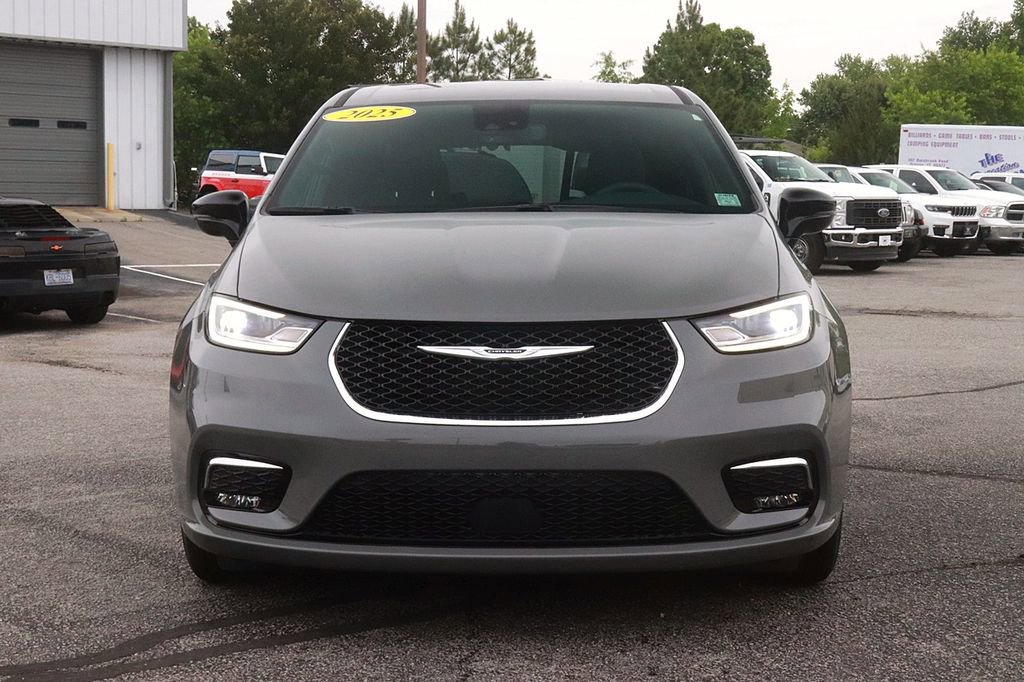 Used 2025 Chrysler Pacifica Select FWD image 2