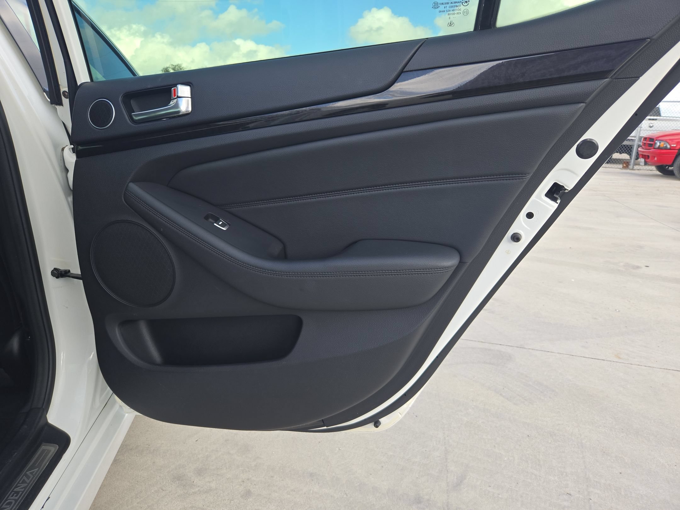 Used 2014 Kia Cadenza Premium FWD image 26