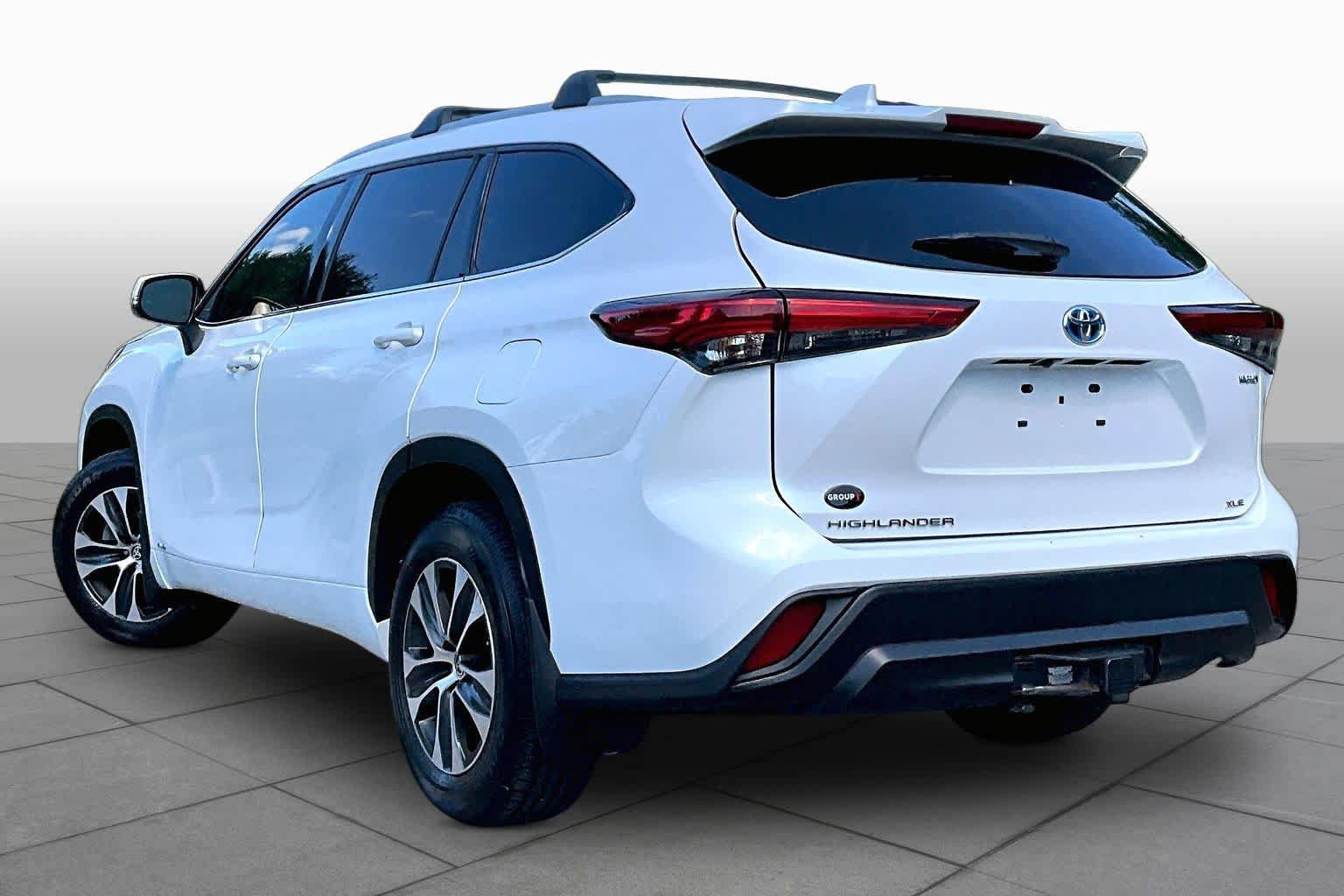 Used 2022 Toyota Highlander XLE AWD/4WD image 11