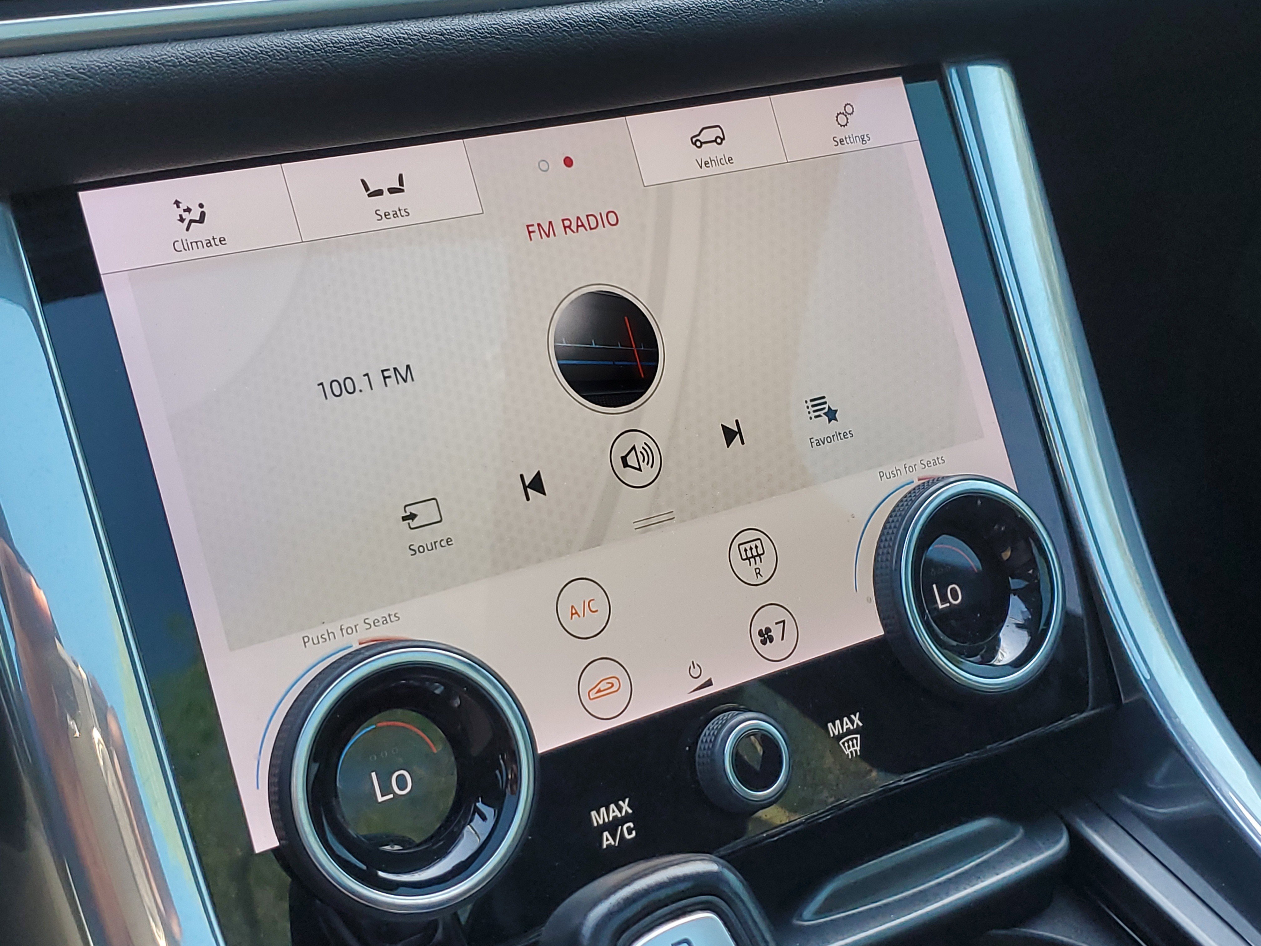 Used 2018 Land Rover Range Rover Sport SE image 35