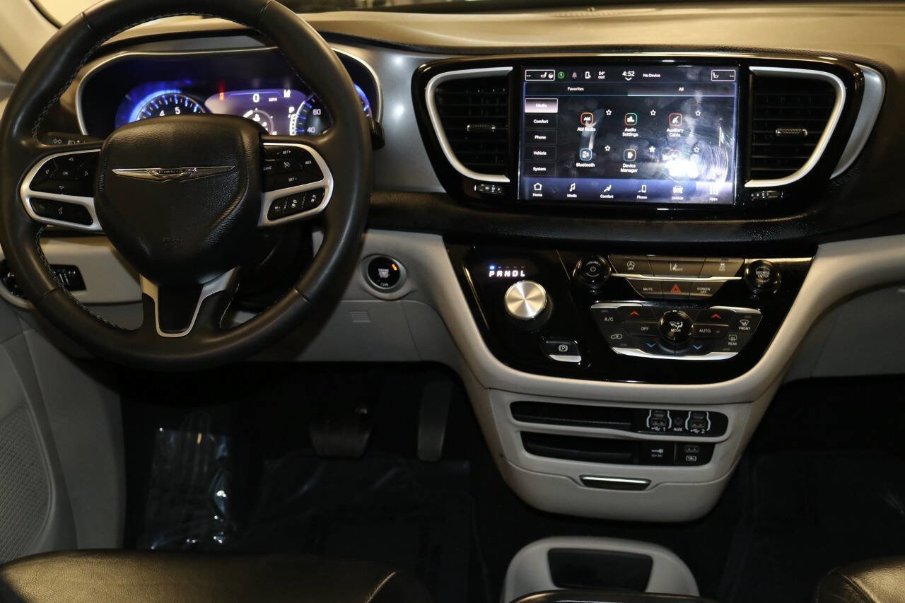 Used 2023 Chrysler Pacifica Touring-L image 24
