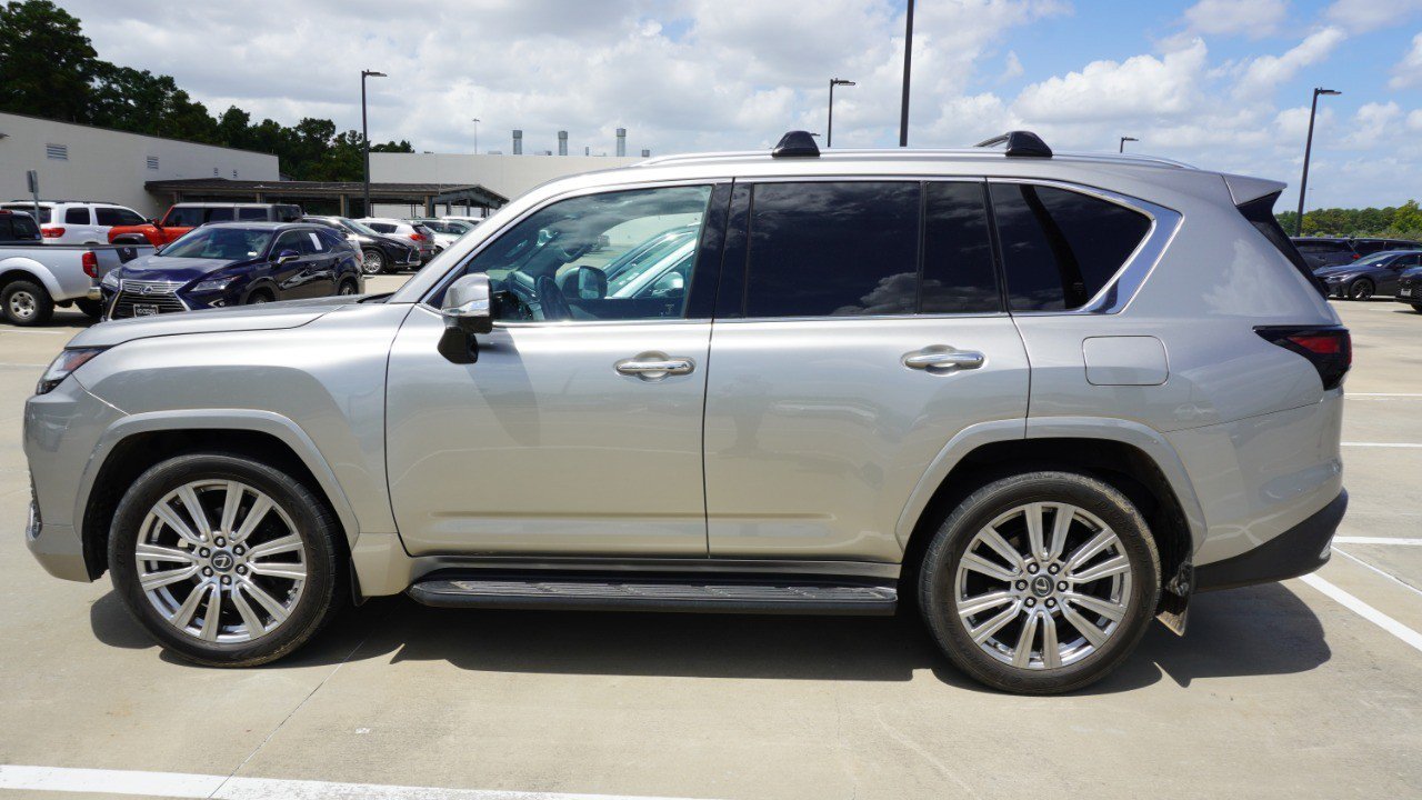Used 2022 Lexus LX 600 4WD w/ Accessory Package (Z1) image 5