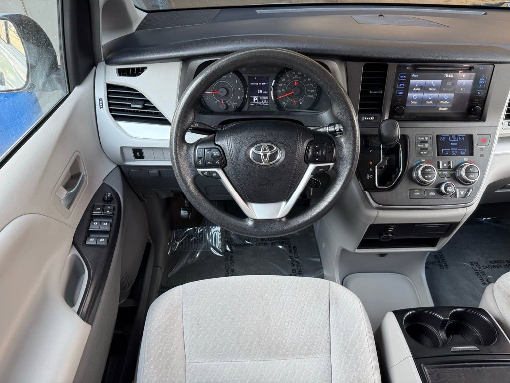 Used 2017 Toyota Sienna LE image 27