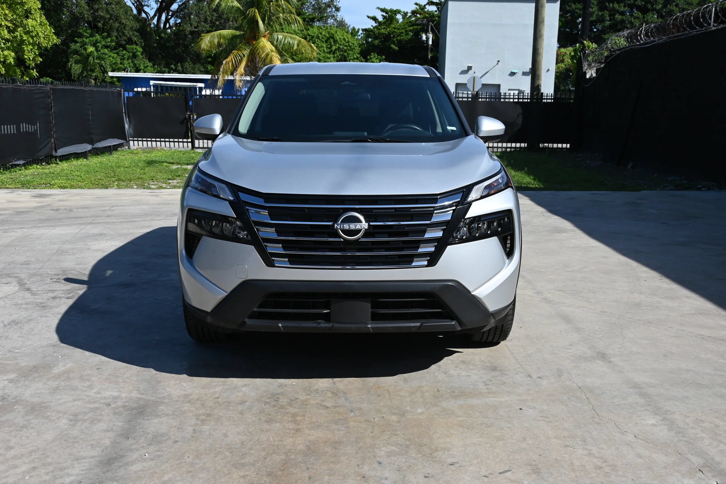 Used 2025 Nissan Rogue SV AWD/4WD image 2