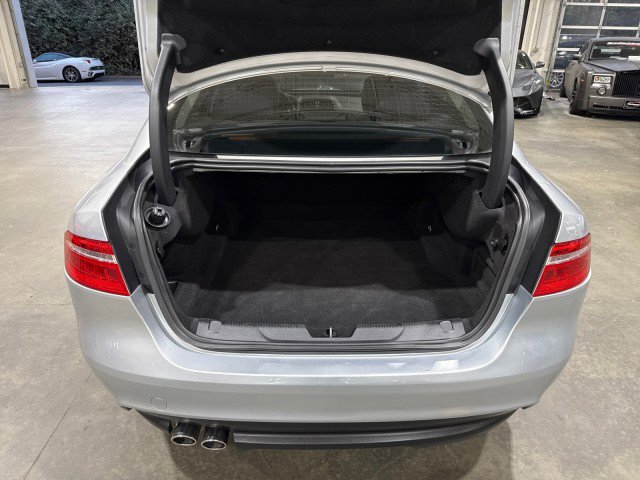 Used 2017 Jaguar XE Premium image 16