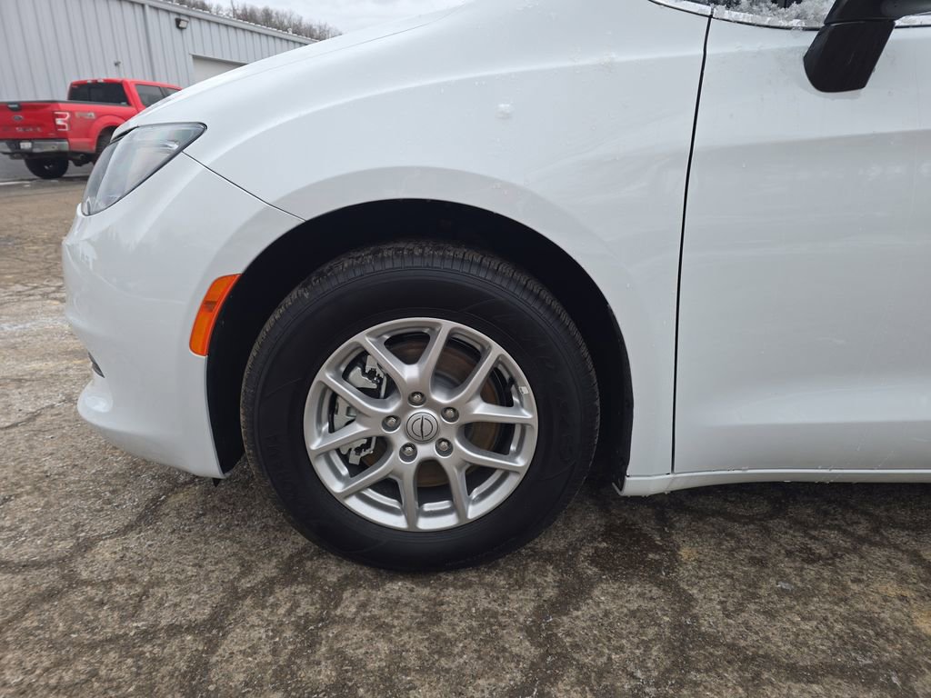 New 2026 Chrysler Pacifica Select w/ S Appearance Package image 8