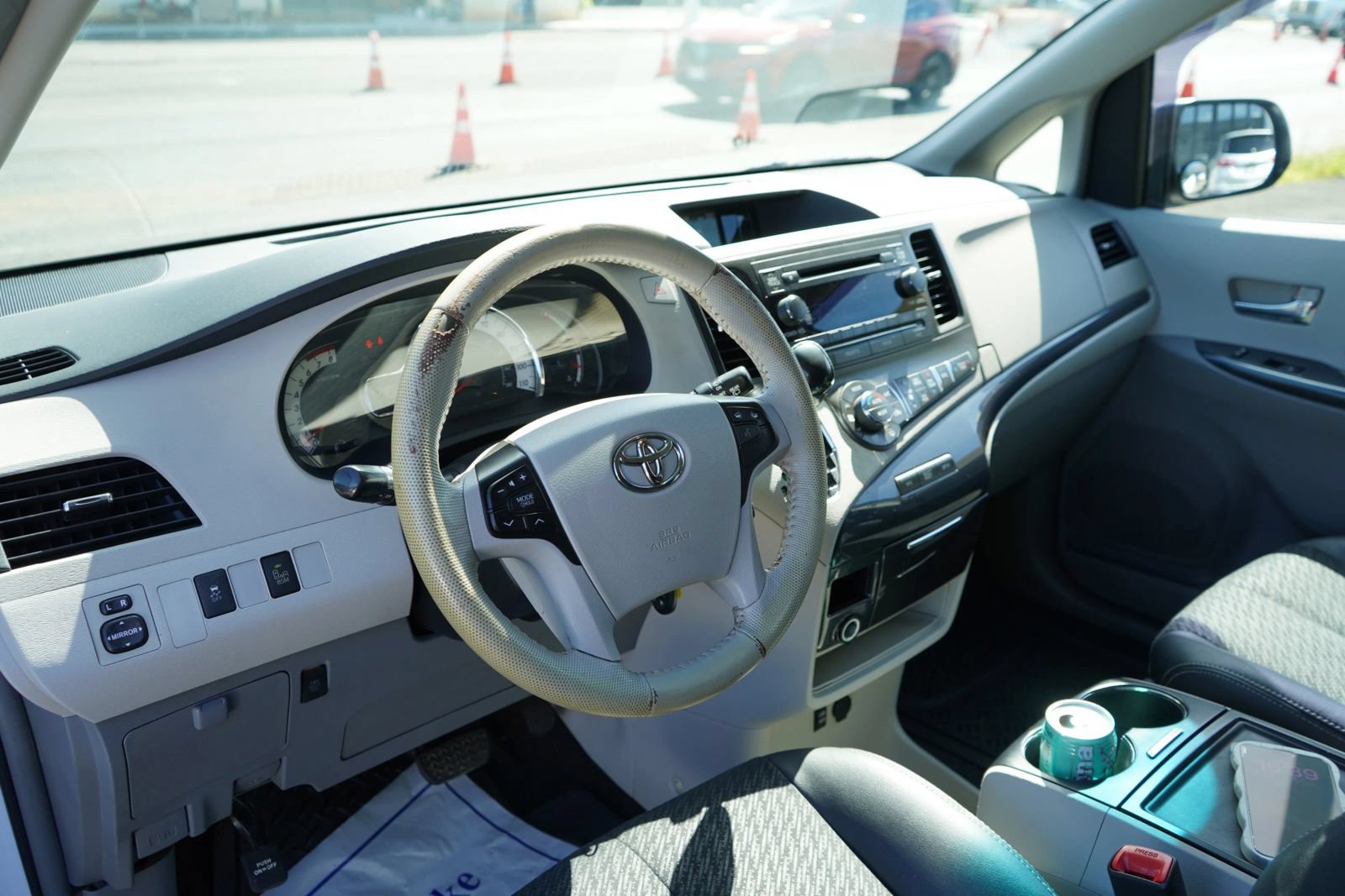 Used 2014 Toyota Sienna SE FWD image 8