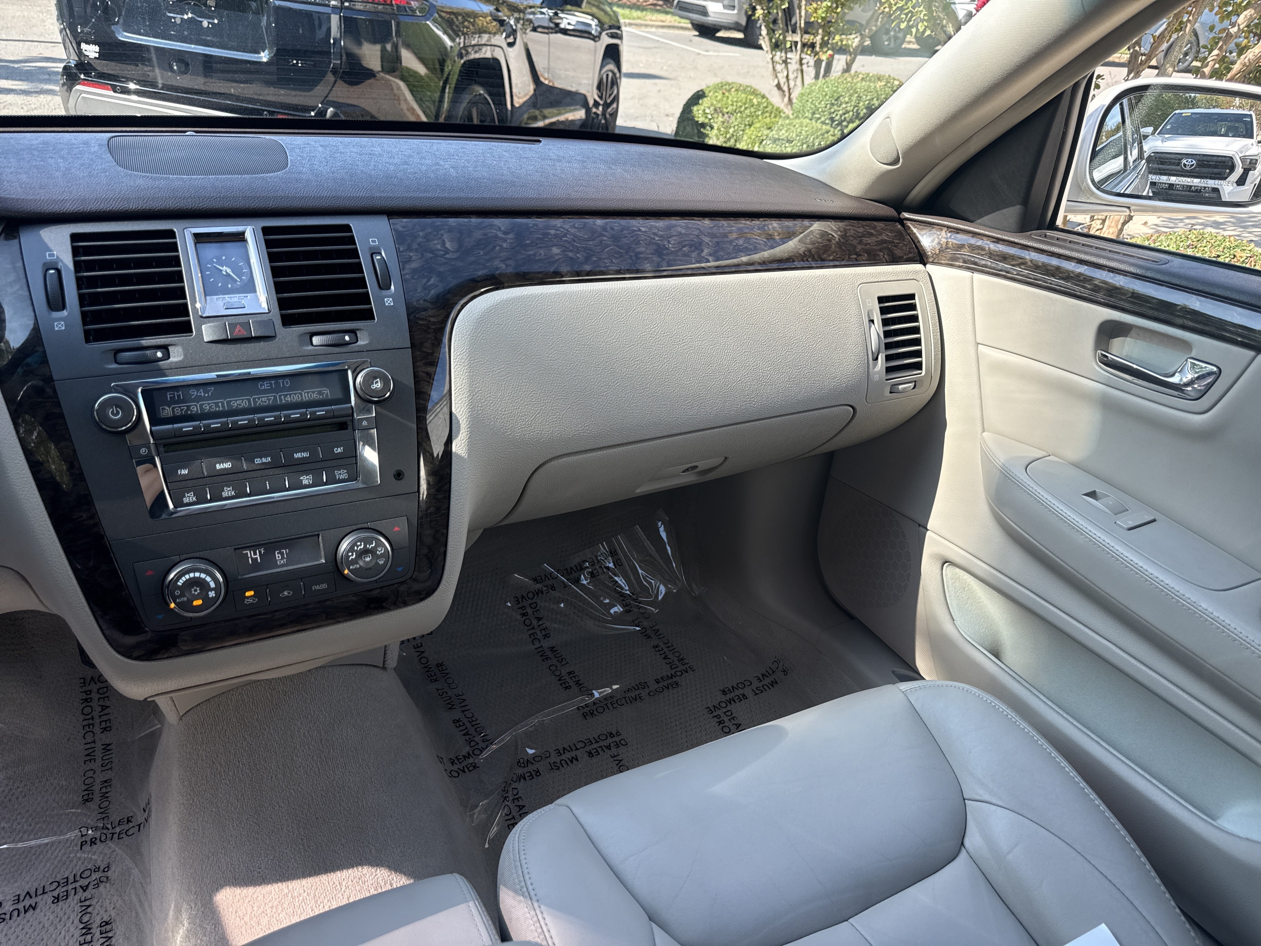 Used 2009 Cadillac DTS w/ Trunk Convenience Package FWD image 29