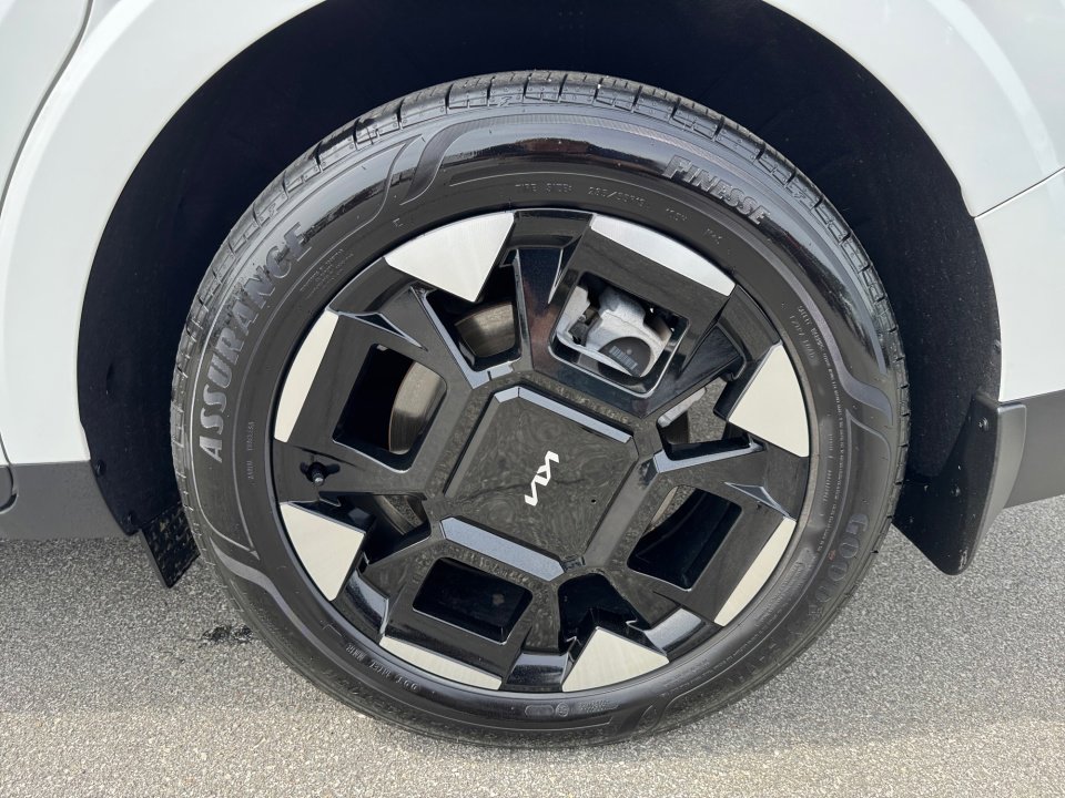 Used 2025 Kia Carnival EX FWD image 26