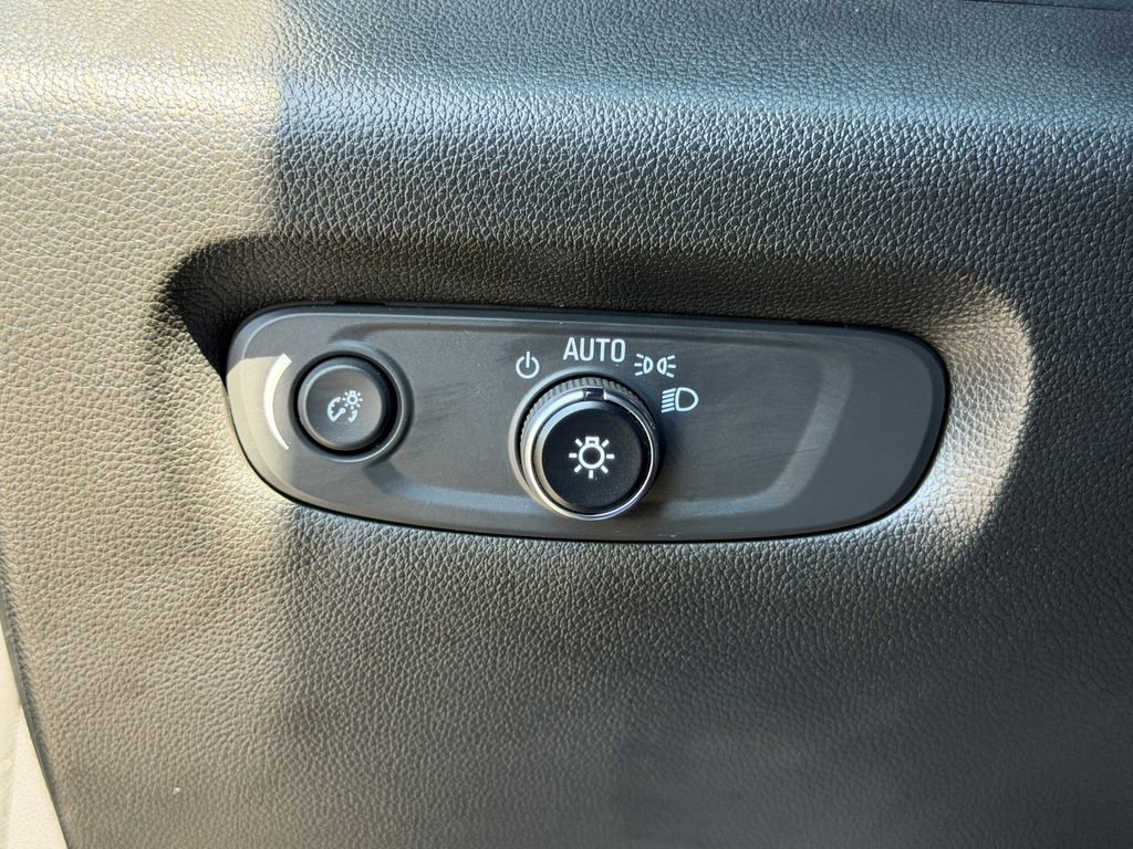 Used 2023 Chevrolet Traverse LT image 34