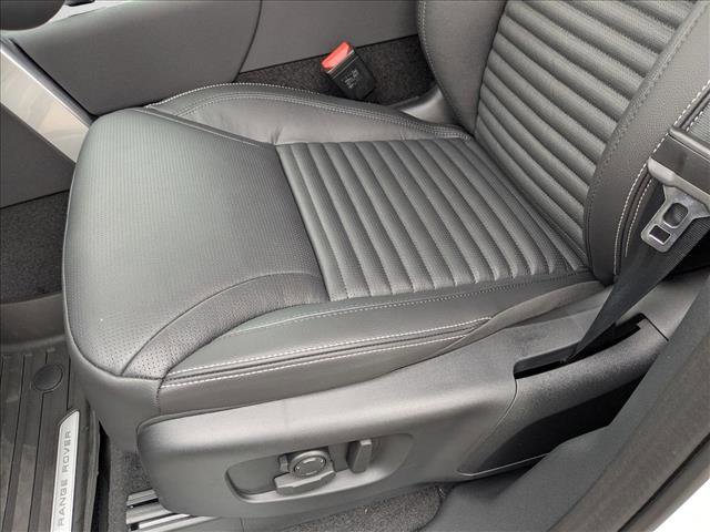 New 2025 Land Rover Discovery S image 4