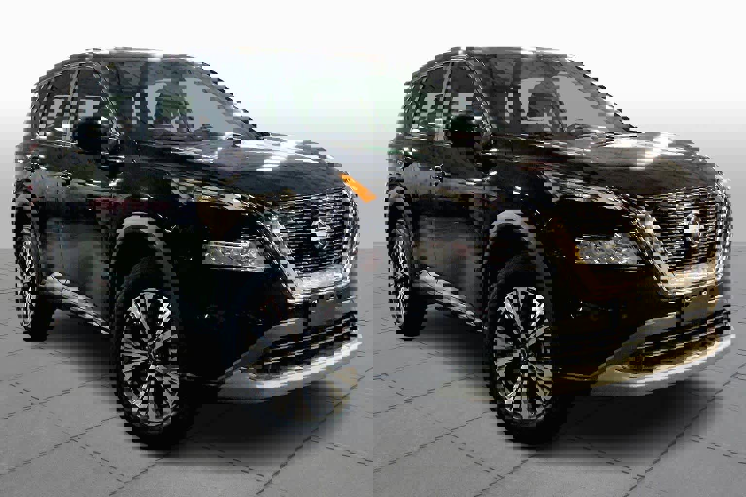 Used 2023 Nissan Rogue SV image 3