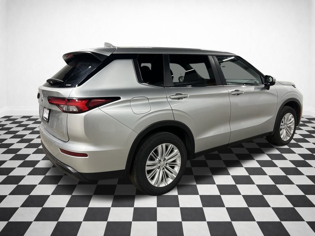 Used 2024 Mitsubishi Outlander ES image 8