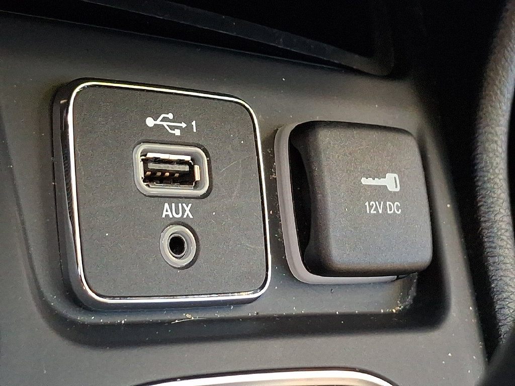 Used 2020 Jeep Cherokee Latitude Plus w/ Cold Weather Group AWD/4WD image 24