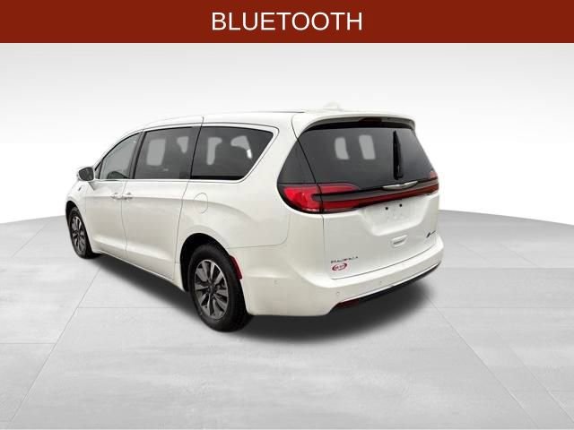 Used 2022 Chrysler Pacifica Touring-L w/ Uconnect Theater Family Group image 5