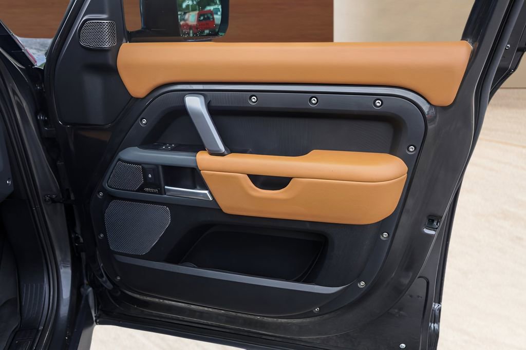 Used 2024 Land Rover Defender 110 X-Dynamic SE image 28