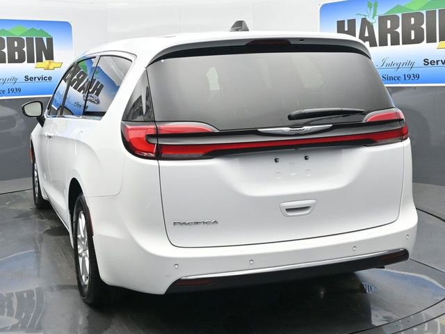 Used 2025 Chrysler Pacifica Select image 4