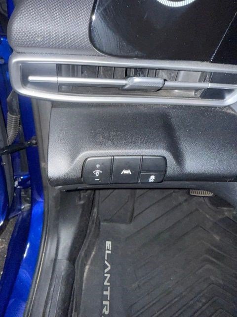 Used 2022 Hyundai Elantra SEL w/ Convenience + Premium Package FWD image 12