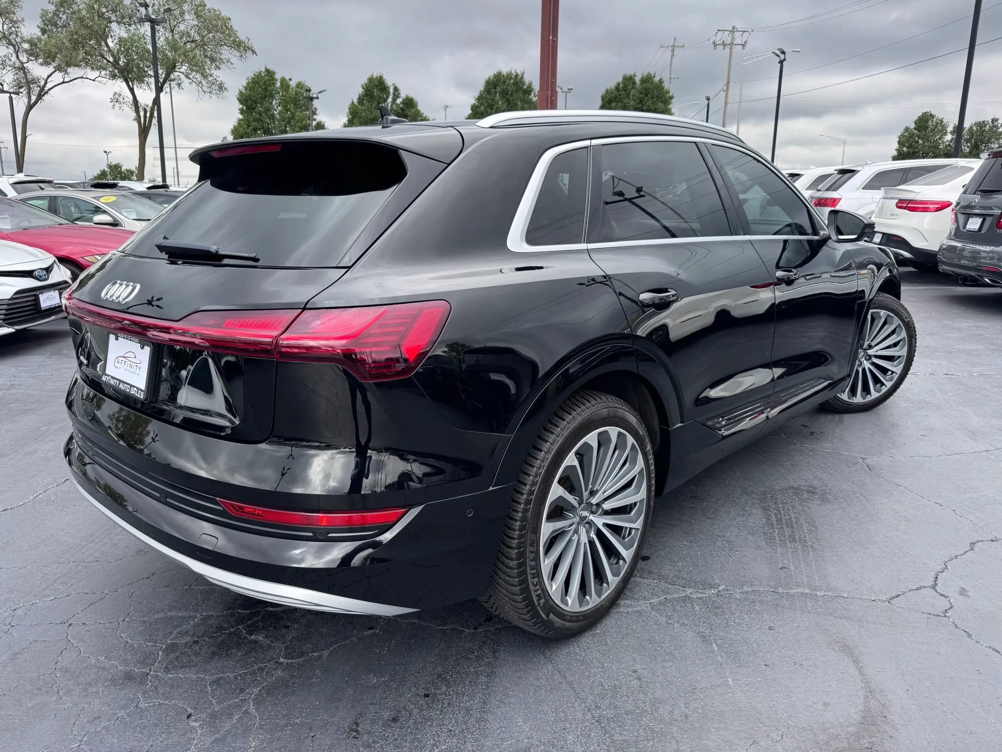 Used 2019 Audi e-tron Prestige w/ Prestige Package AWD/4WD image 2