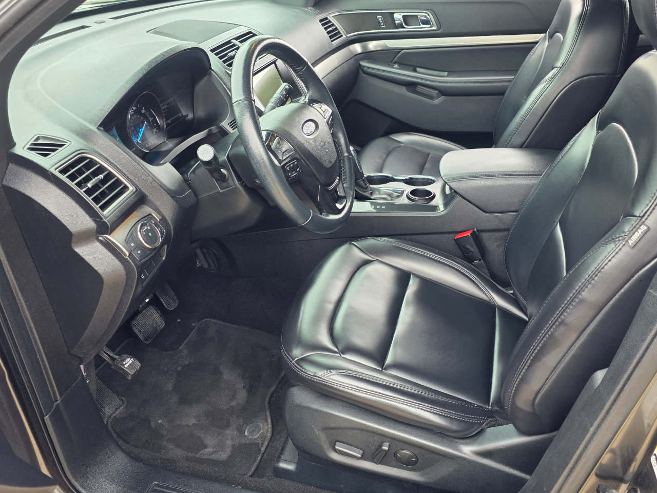 Used 2019 Ford Explorer XLT w/ Equipment Group 202A image 7