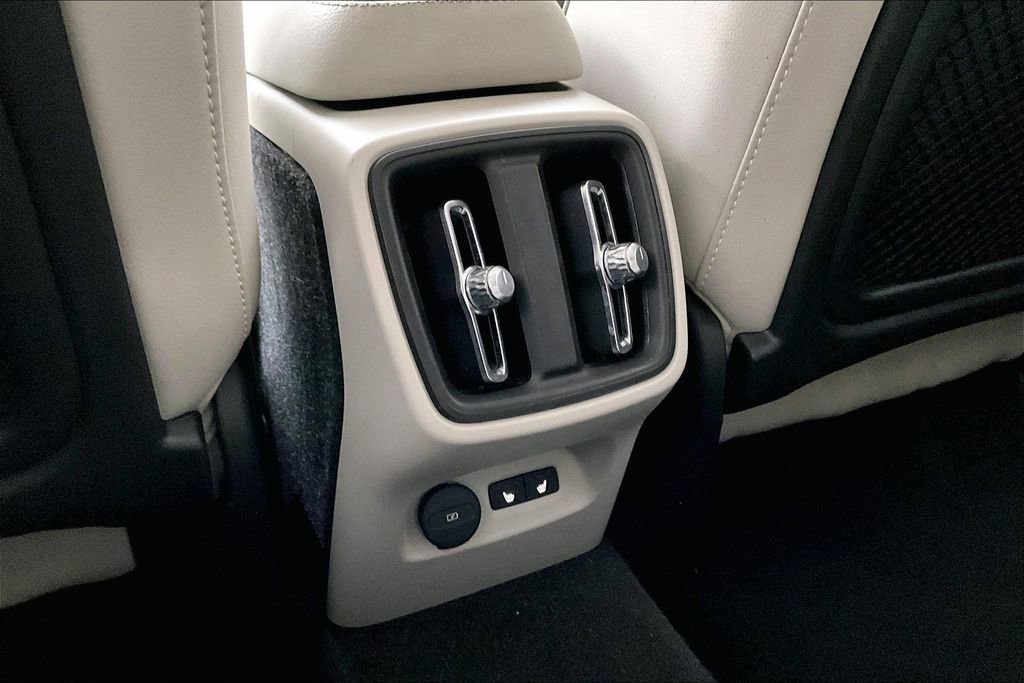 Certified 2023 Volvo XC40 B5 Plus image 32