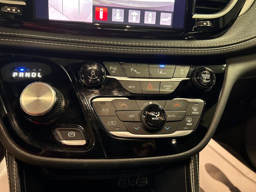Used 2025 Chrysler Pacifica Premium FWD image 19