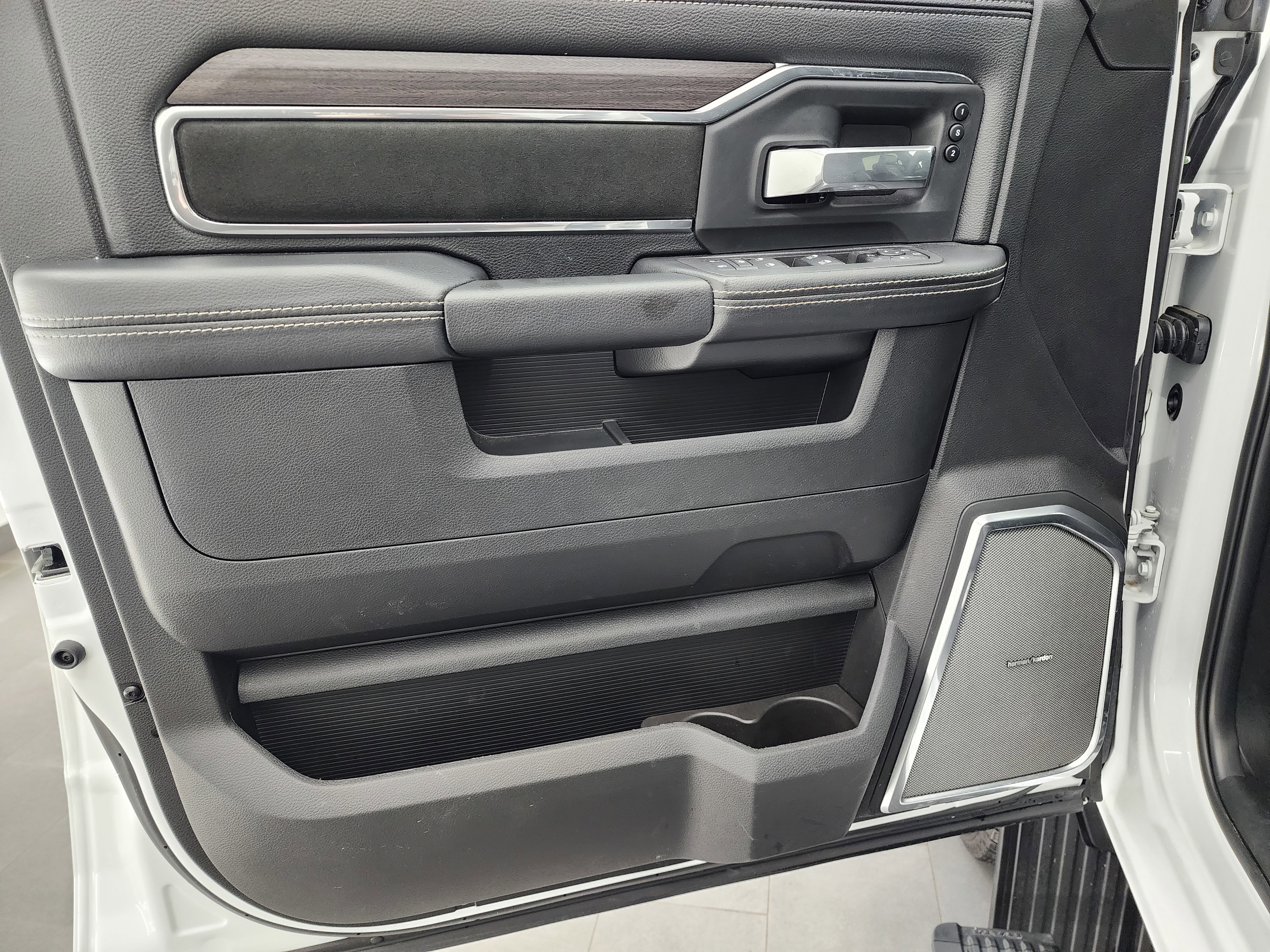 Used 2025 RAM 3500 Laramie image 41