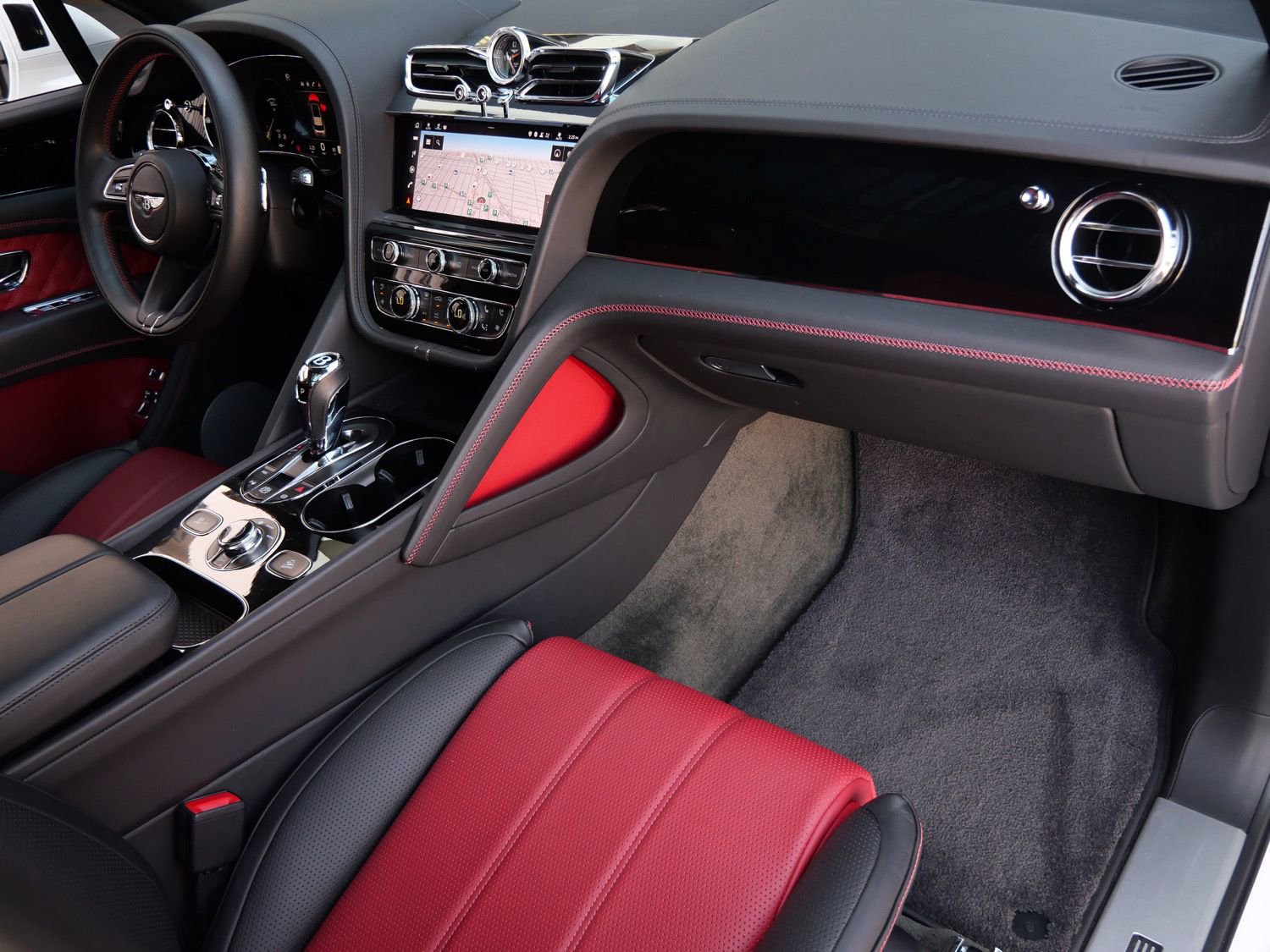 Used 2022 Bentley Bentayga image 2