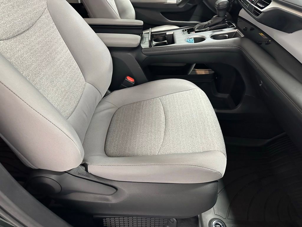 Used 2025 Toyota Sienna LE image 63