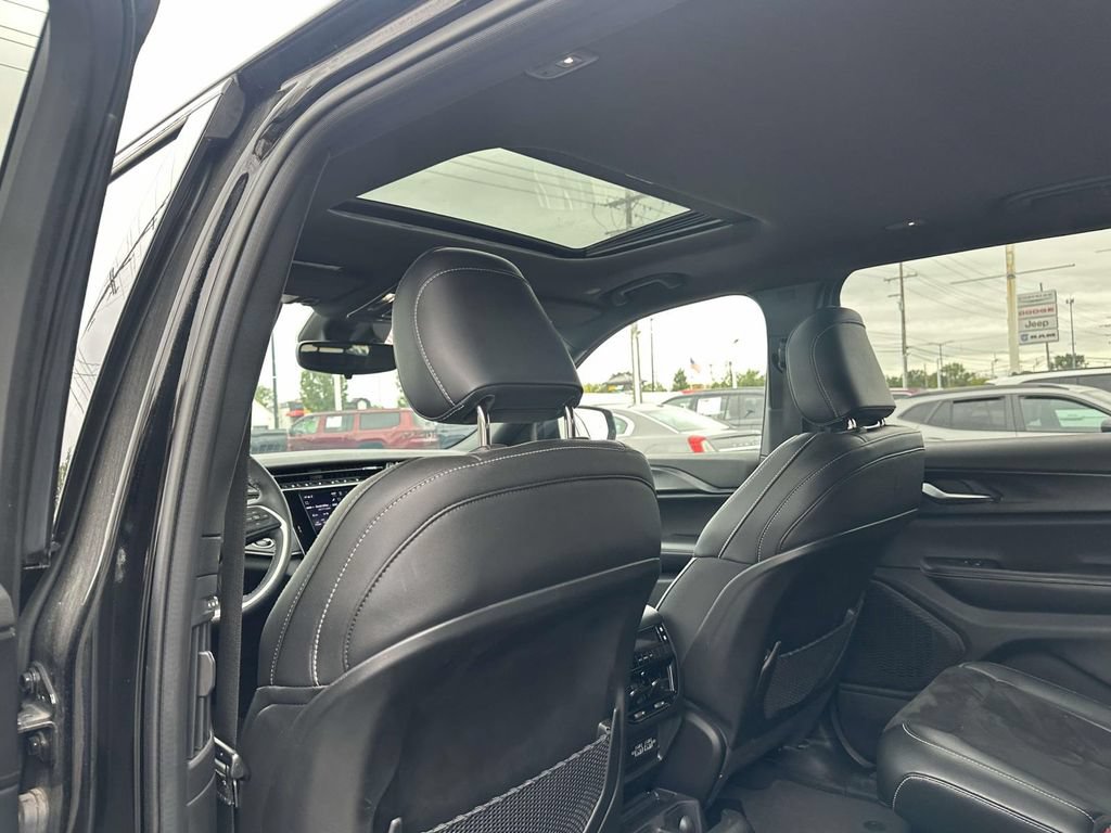 Used 2023 Jeep Grand Cherokee L Laredo AWD/4WD image 16
