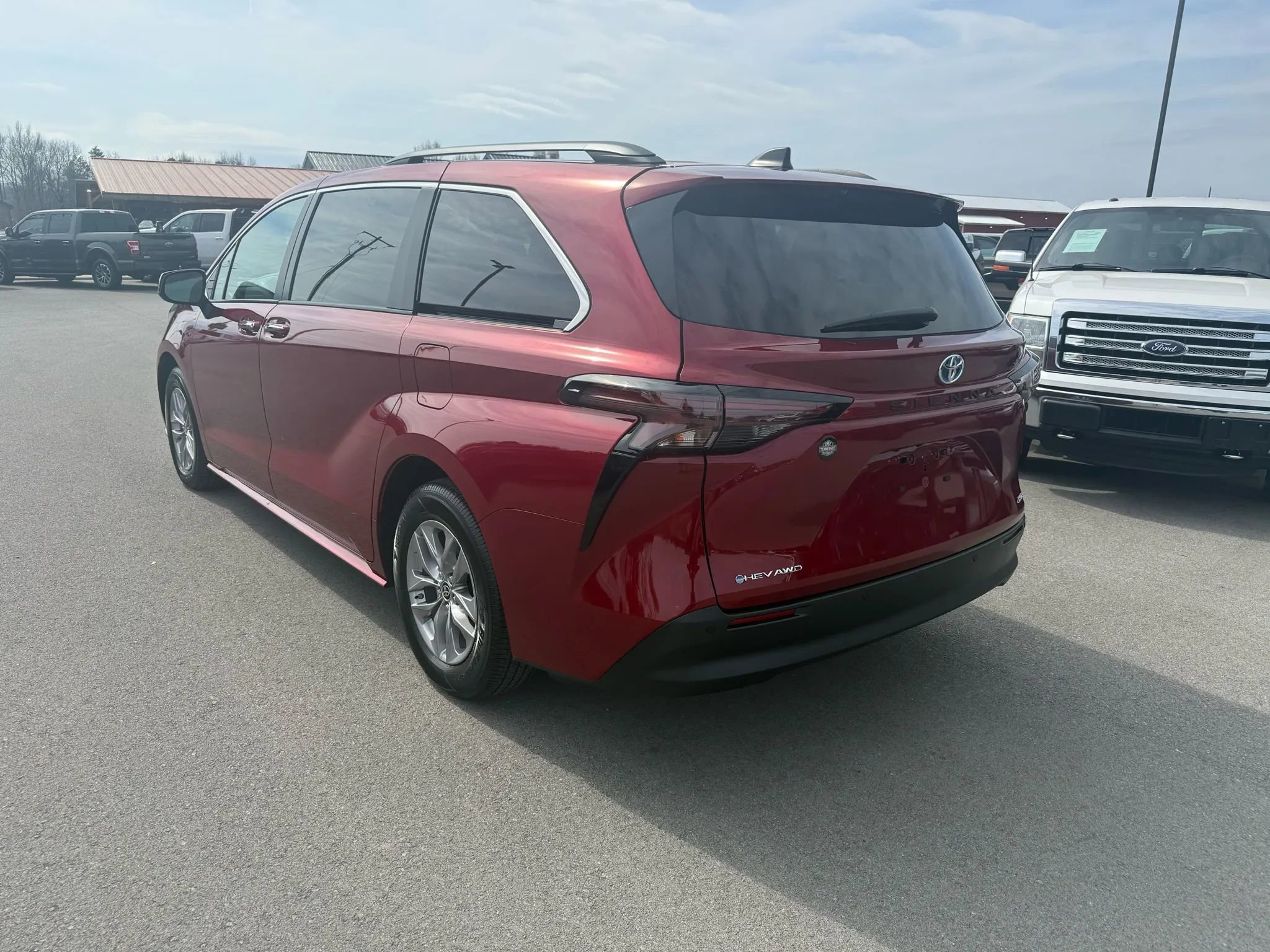 Used 2025 Toyota Sienna XLE image 3