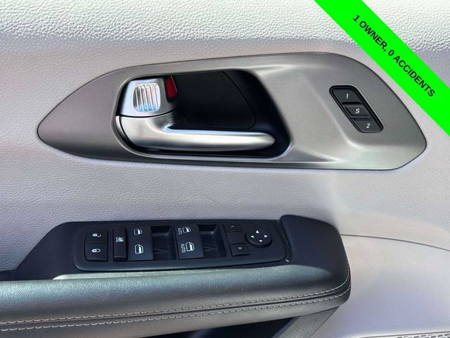 Used 2023 Chrysler Pacifica Touring-L FWD image 10