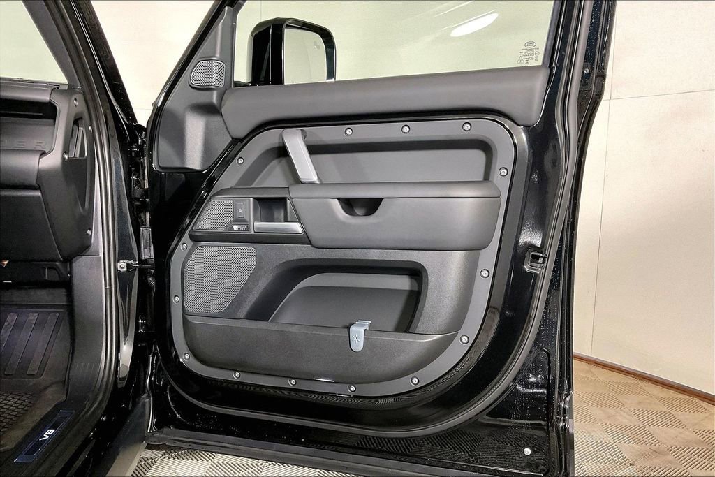 Used 2024 Land Rover Defender 110 V8 AWD/4WD image 23
