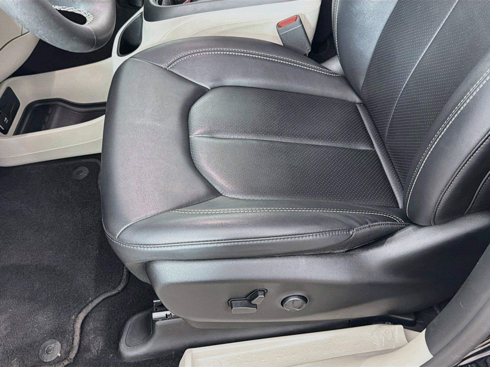 Used 2024 Chrysler Pacifica Touring-L FWD image 15
