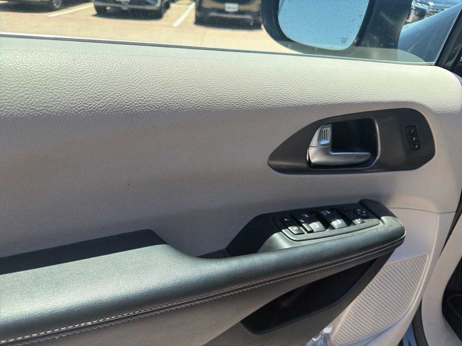 Used 2023 Chrysler Pacifica Touring-L FWD image 12