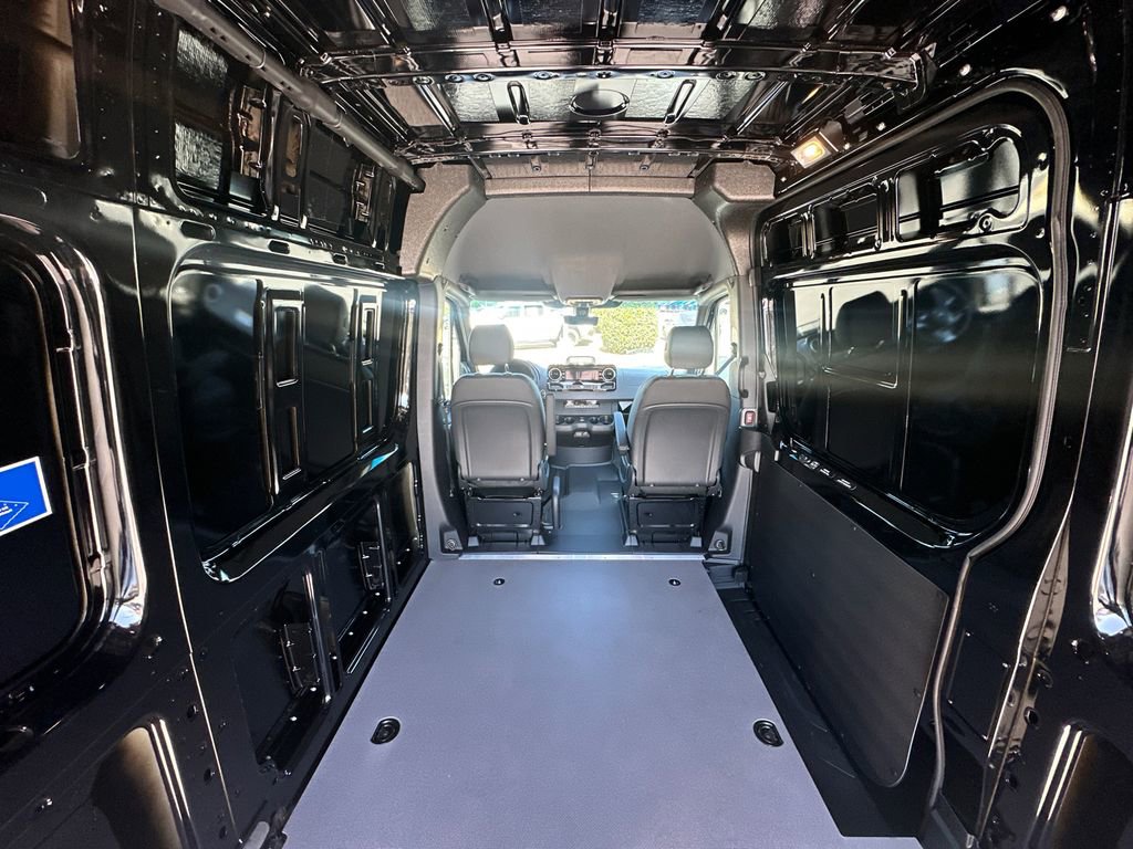 Used 2025 Mercedes-Benz Sprinter 2500 image 21